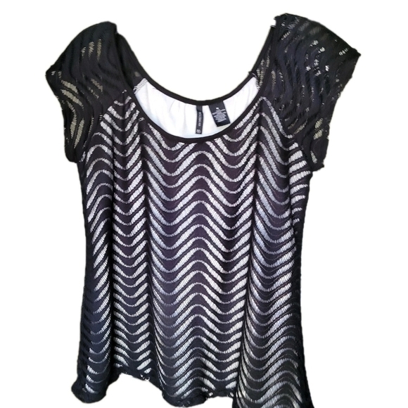 New Ditections Black and White Zigzag Patterned Women's Top - Picture 1 of 5